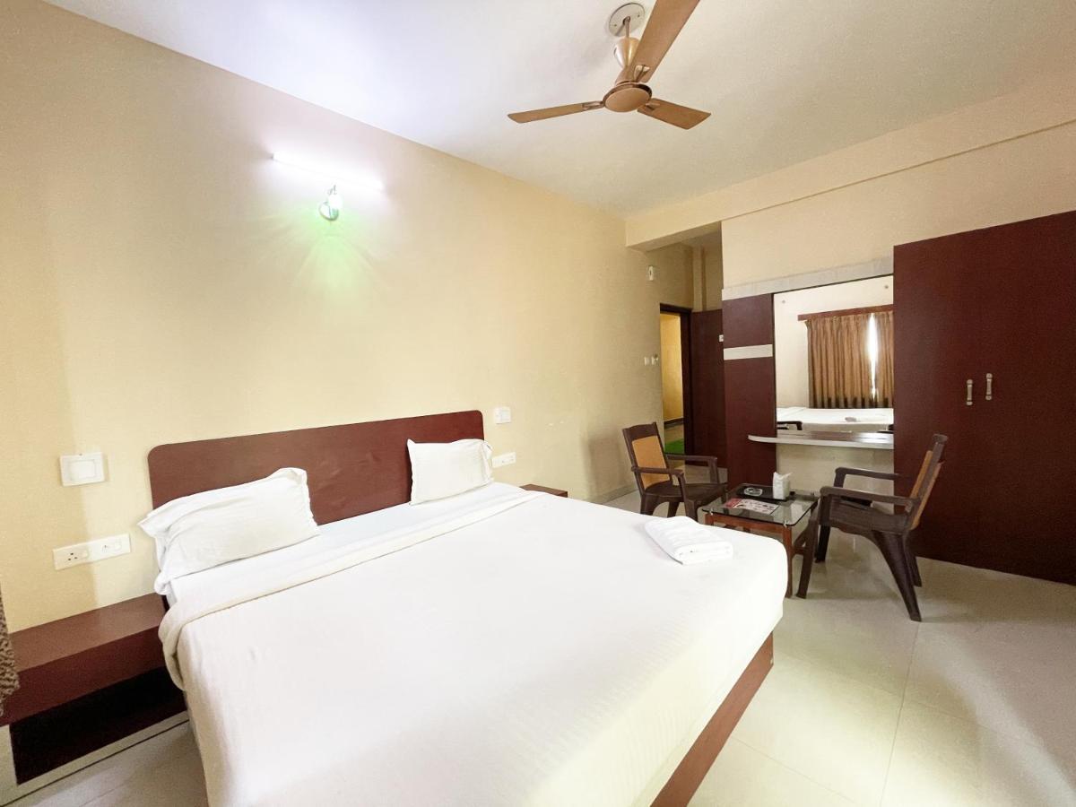 Hotel Golden Wave Puri Kültér fotó