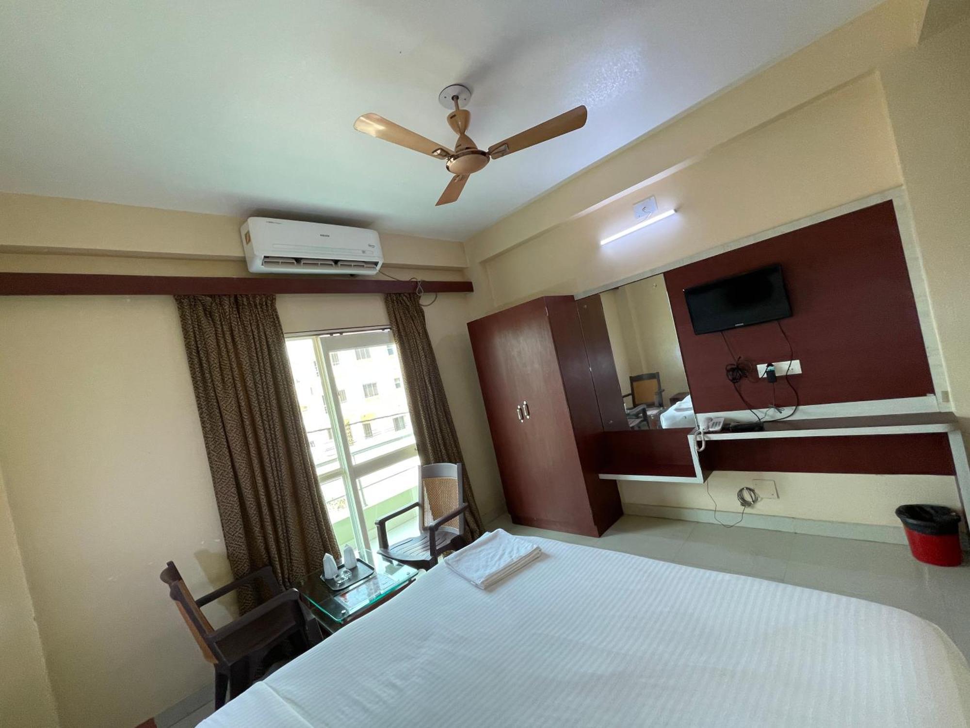 Hotel Golden Wave Puri Kültér fotó