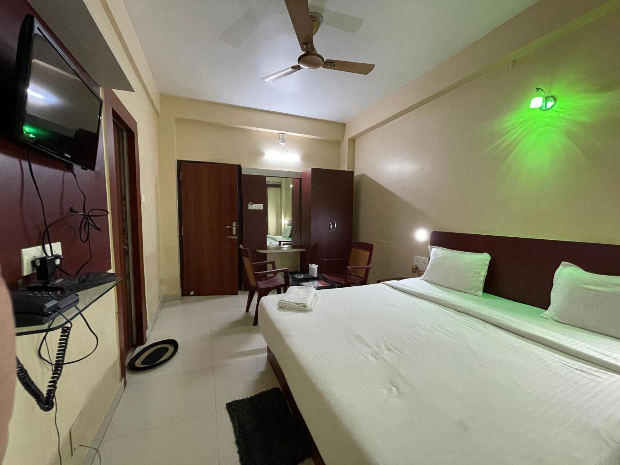 Hotel Golden Wave Puri Kültér fotó
