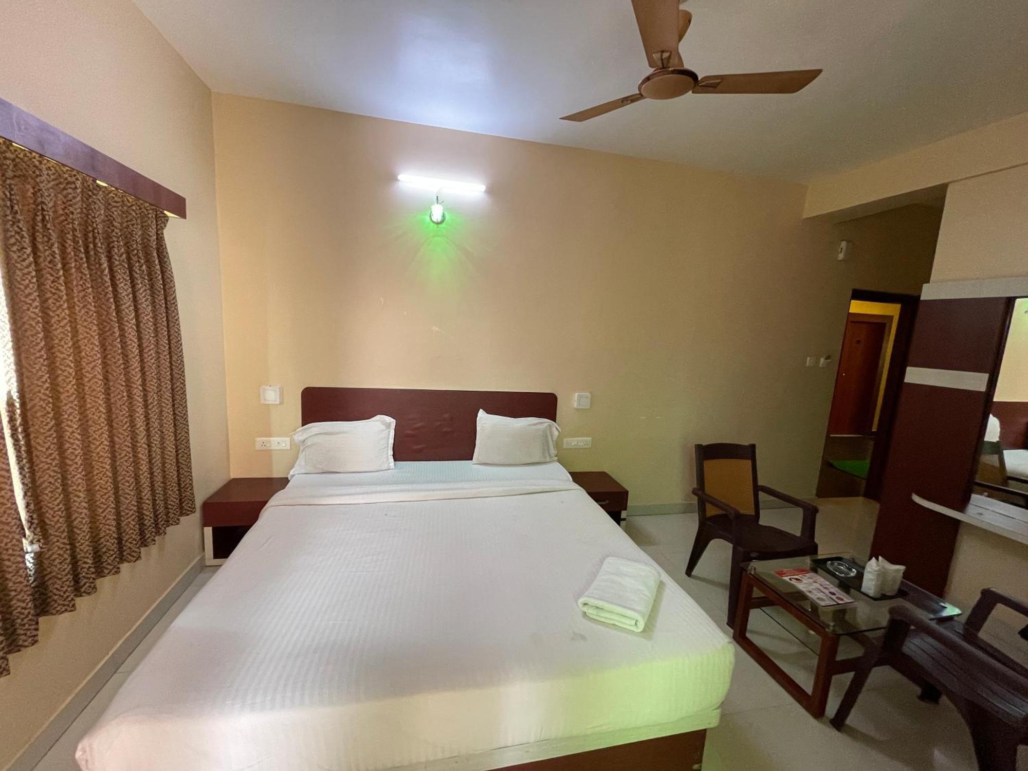 Hotel Golden Wave Puri Kültér fotó